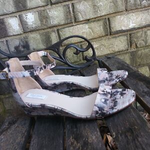 New in box Cole Haan wedge floral sandals size 7